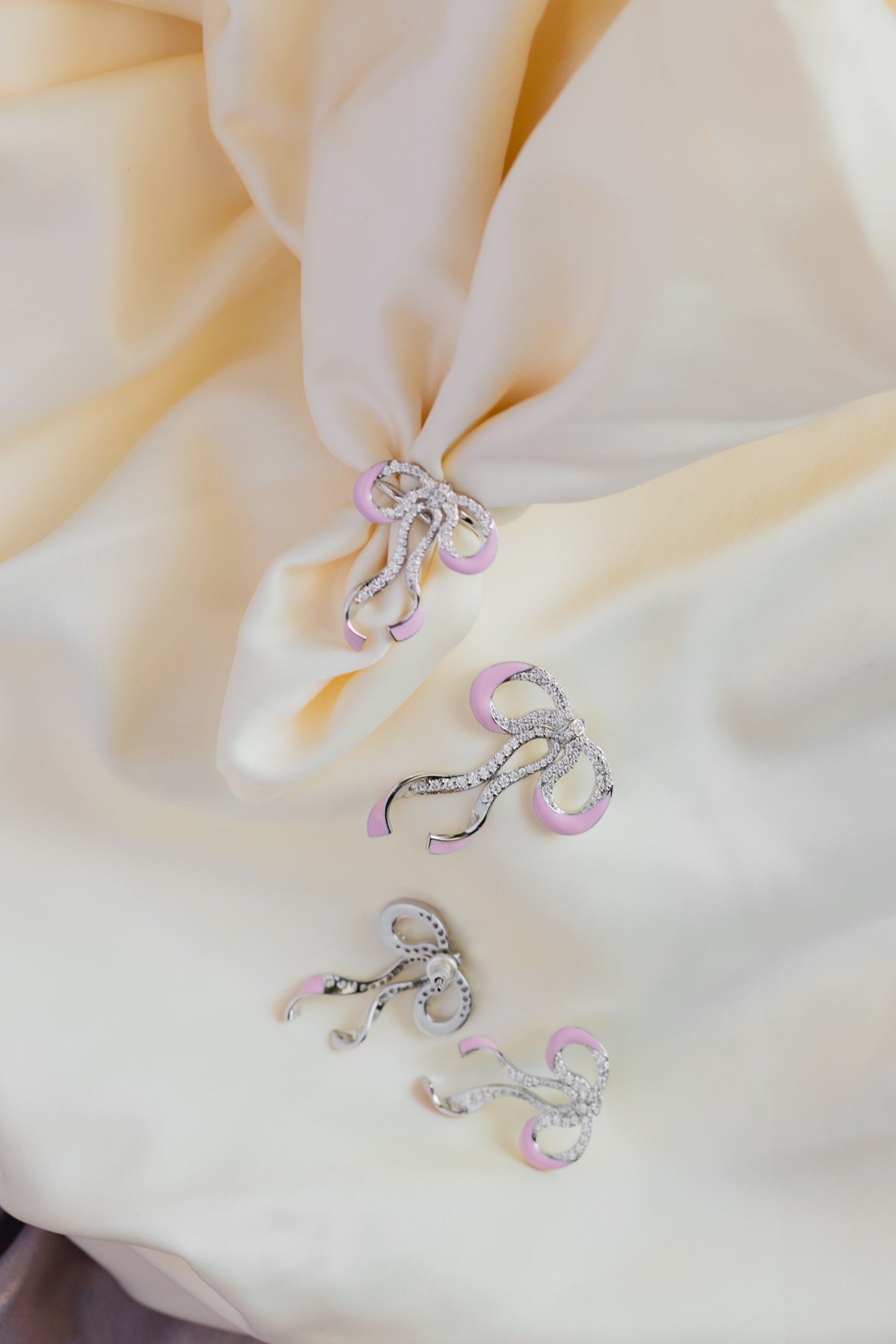 Bow earring