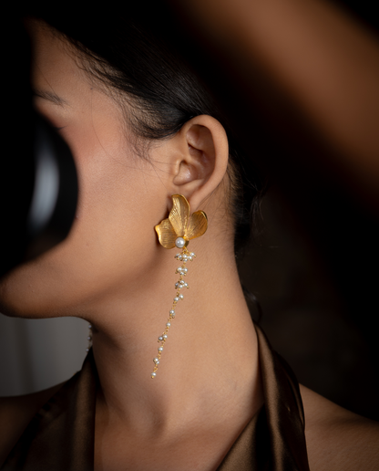 Leafy pearl earring