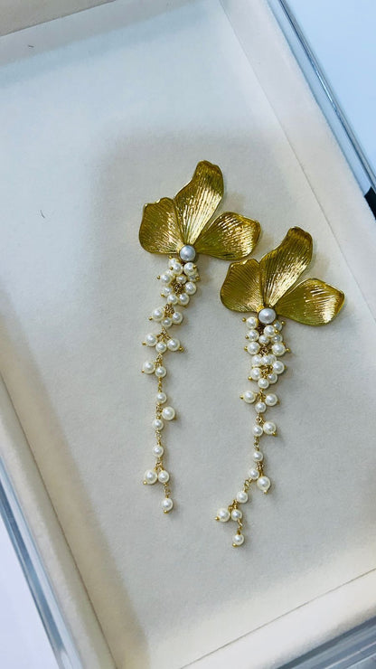 Leafy pearl earring